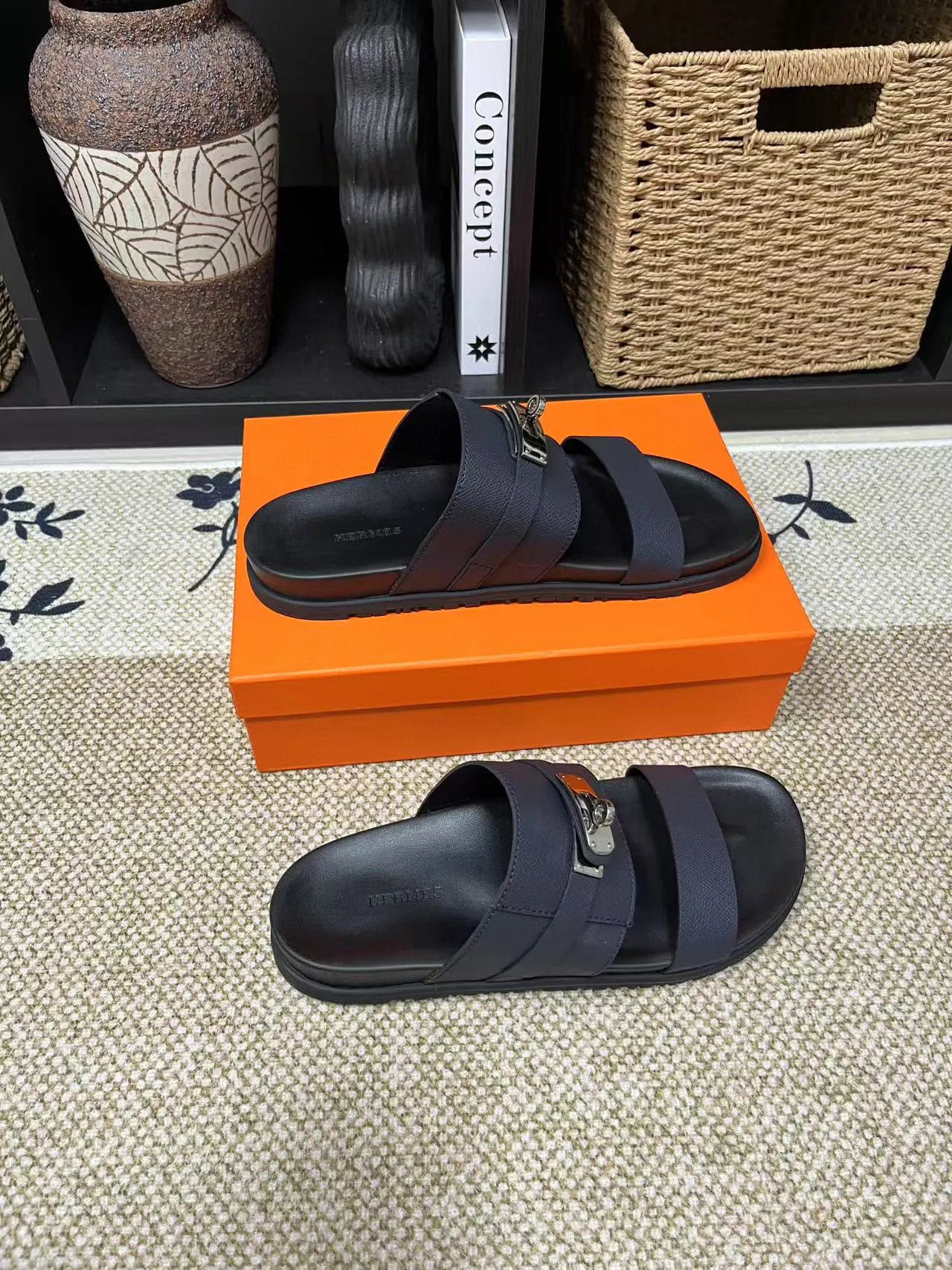 Factory price: 340💰Long-term availability Hermes men's Kazimir slippers for couples - top quality, Hermès woven calfskin functional sandals. The interwoven upper inspired by the "H" iconic pattern creates a casual look, which can be said to be a good companion for summer. Imported cowhide + cowhide lining + TU men's shoes💰Outsole Size: 35-46